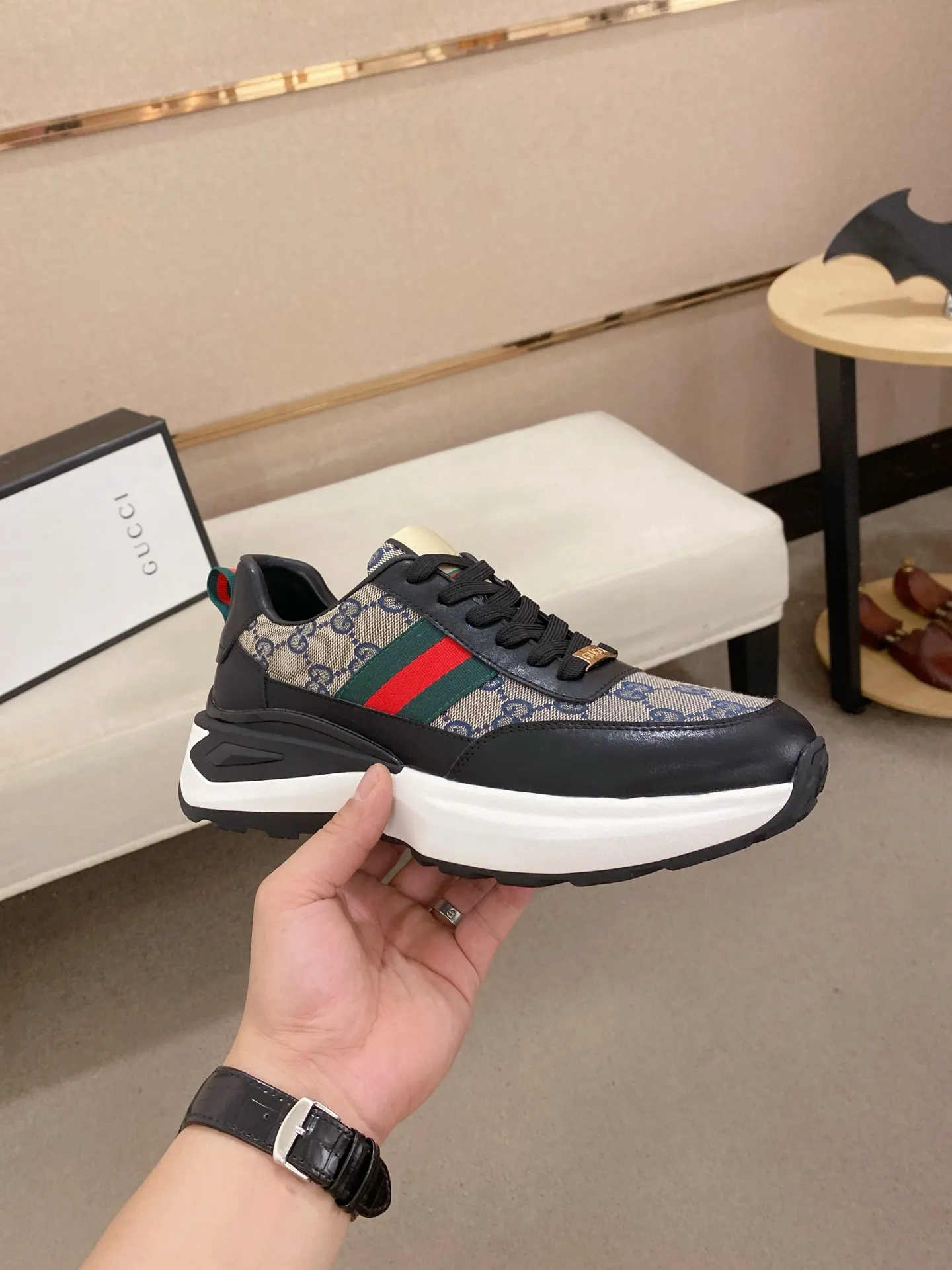 Men's shoes 💰 462💰The new GUCCI (Gucci) counters are launched simultaneously. The new men's shoes, 😘fabrics are selected from imported cowhide, and the lining is sheepskin lining. 👍🏿 High-end ☄️ air-cushion molded anti-slip rubber outsole, exquisite lines, simple and elegant, comfortable and high-end for leisure travel. Code number: 38 to 44 (45 can be customized and cannot be returned or exchanged)
